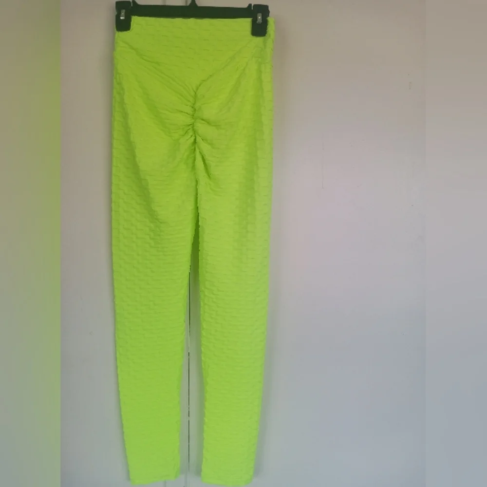 New scrunch butt neon green leggings - Picture 3 of 4